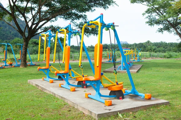 Trainingsgeräte im öffentlichen Park am Morgen in Thailand — Stockfoto