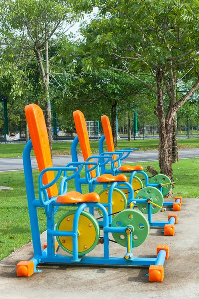 Equipo de ejercicio en el parque público por la mañana en Tailandia — Foto de Stock