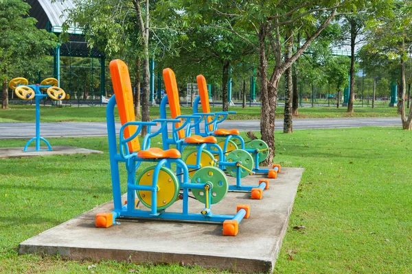 Equipamentos de exercício no parque público pela manhã na Tailândia — Fotografia de Stock