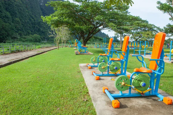 Упражнения оборудование в общественном парке утром в Таиланде — стоковое фото