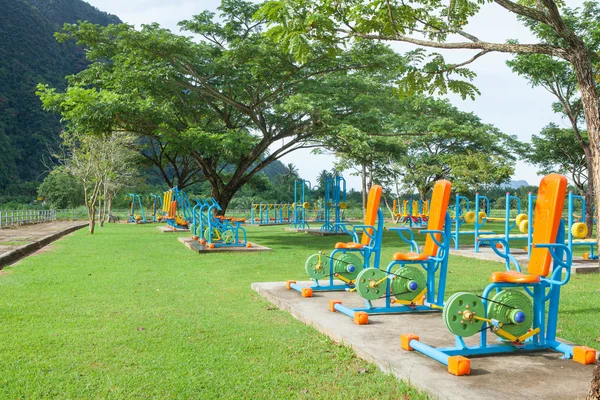 健身器材在公共公园在早上在泰国 — 图库照片