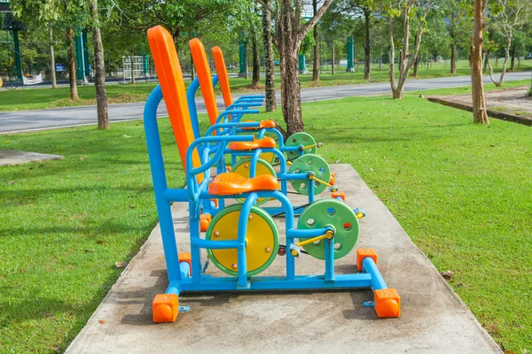 Equipamentos de exercício no parque público pela manhã na Tailândia — Fotografia de Stock