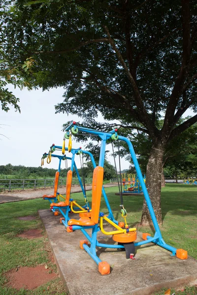 Trainingsgeräte im öffentlichen Park am Morgen in Thailand — Stockfoto