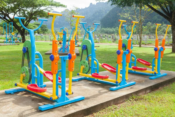 Equipo de ejercicio en el parque público por la mañana en Tailandia — Foto de Stock