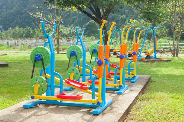 Упражнения оборудование в общественном парке утром в Таиланде — стоковое фото