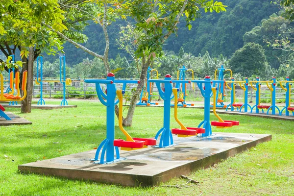 Oefeningsapparatuur in openbaar park in de ochtend in Thailand — Stockfoto