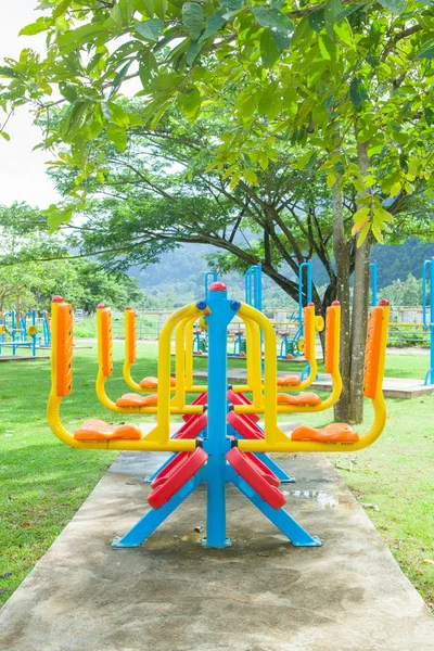 Sprzęt do ćwiczeń w parku publicznym w godzinach porannych w Tajlandii — Zdjęcie stockowe