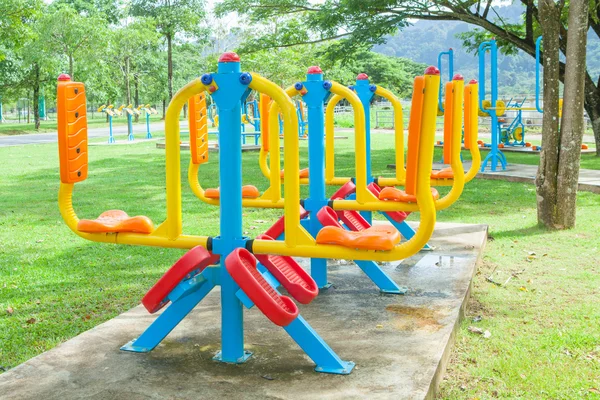 Trainingsgeräte im öffentlichen Park am Morgen in Thailand — Stockfoto