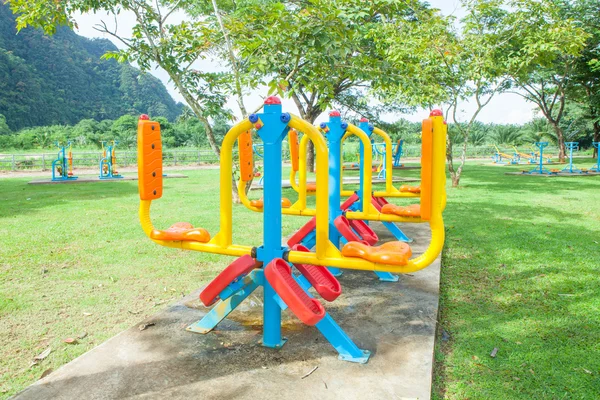 Trainingsgeräte im öffentlichen Park am Morgen in Thailand — Stockfoto