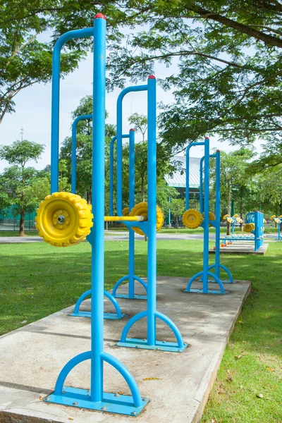 Equipamentos de exercício no parque público pela manhã na Tailândia — Fotografia de Stock