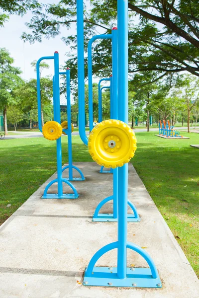 Equipo de ejercicio en el parque público por la mañana en Tailandia — Foto de Stock