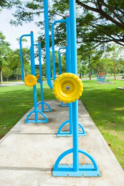 Equipo de ejercicio en el parque público por la mañana en Tailandia — Foto de Stock