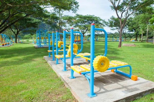 Trainingsgeräte im öffentlichen Park am Morgen in Thailand — Stockfoto