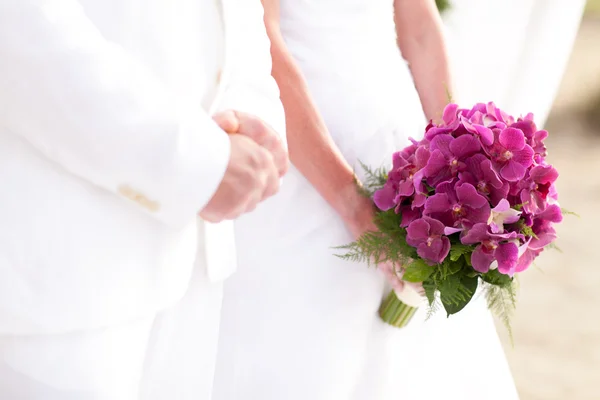 Mariée tenant bouquet d'orchidée en céramique de mariage — Photo