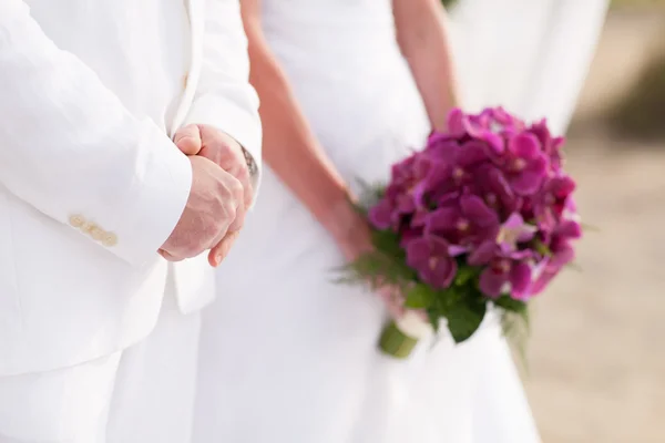 Noiva segurando buquê de orquídea em ceramônia de casamento — Fotografia de Stock