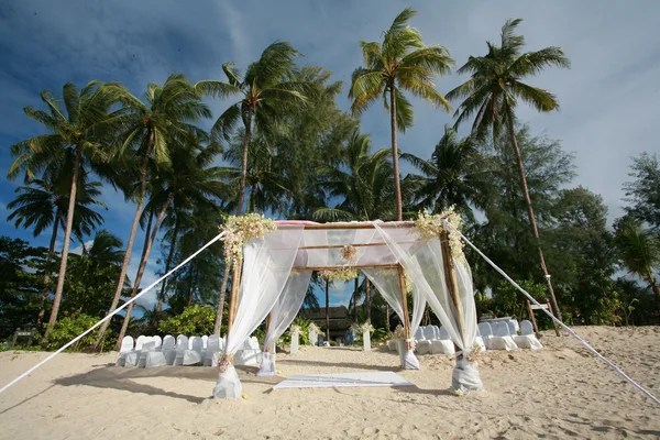 Vackra bröllop arch på stranden i Thailand — Stockfoto