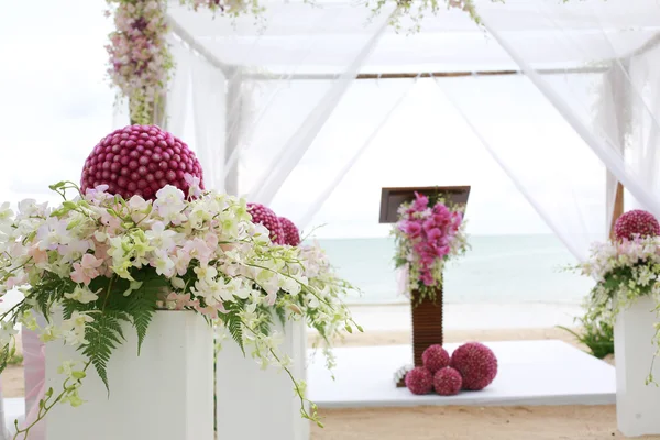 Hermoso arco de bodas en la playa de Tailandia —  Fotos de Stock
