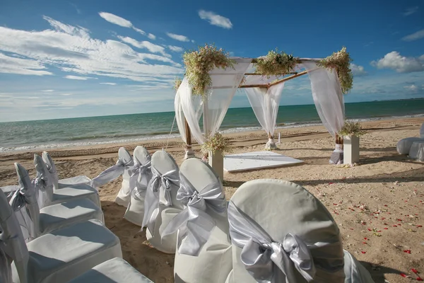 Wunderschöner Hochzeitsbogen am Strand in Thailand — Stockfoto