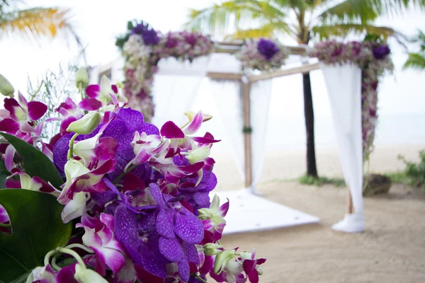 Arco de casamento bonito na praia na Tailândia — Fotografia de Stock