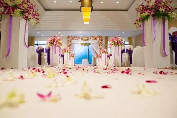 Bela cerimônia de casamento design elementos de decoração com arco , — Fotografia de Stock