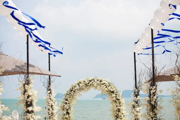 在泰国海滩上美丽的婚纱拱 — 图库照片