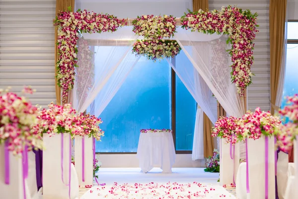 Schöne Hochzeitszeremonie Dekorationselemente mit Bogen, — Stockfoto