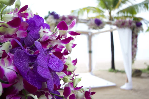 Hermoso arco de bodas en la playa de Tailandia — Foto de Stock