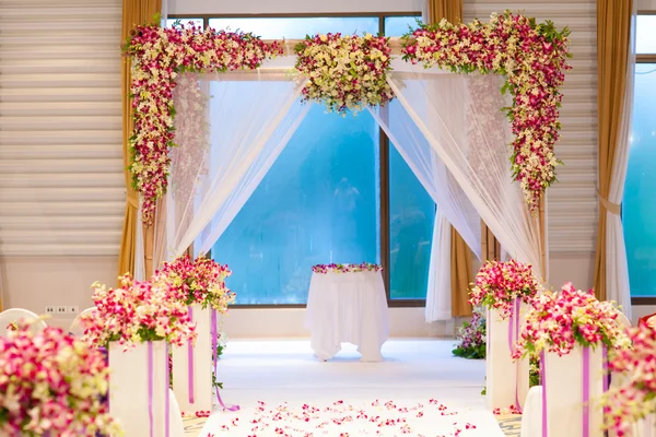 Hermosa ceremonia de boda elementos de decoración de diseño con arco , — Foto de Stock