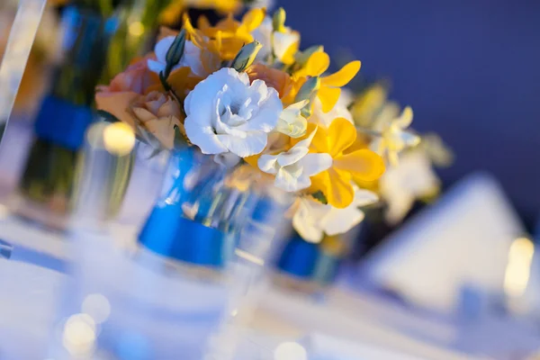 Elegante mesa de banquete preparada para conferencias o fiestas y decoración — Foto de Stock