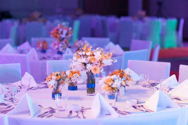 Elegante mesa de banquete preparada para conferencias o fiestas y decoración — Foto de Stock