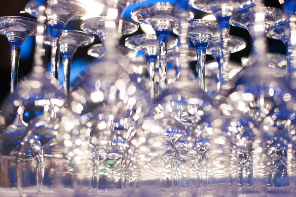 Empty wine glasses arranged in row, setup for wedding ceremony. — Stock Photo, Image