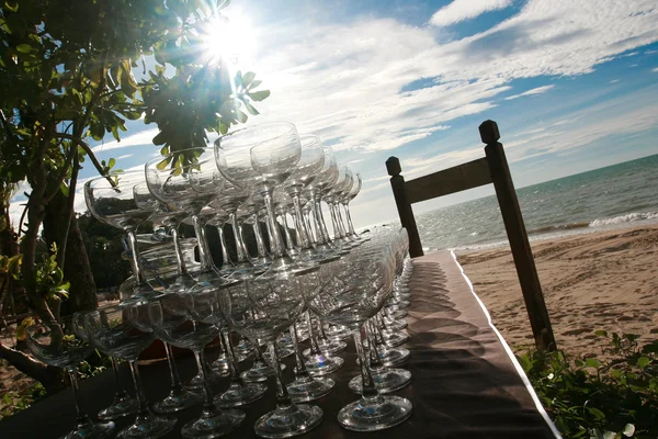 Empty glasses arranged in row, setup for wedding ceremony. — Stock Photo, Image