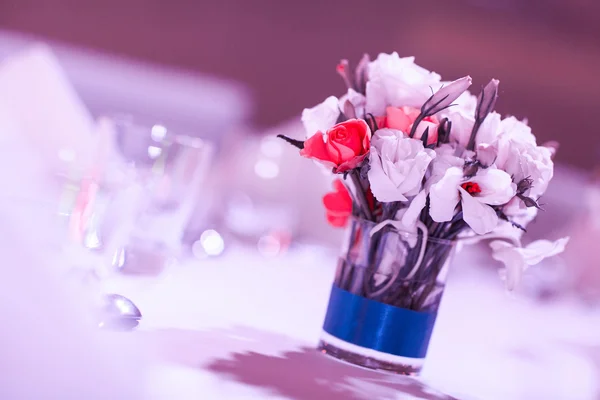 Elegante mesa de banquete preparada para conferencias o fiestas y decoración — Foto de Stock