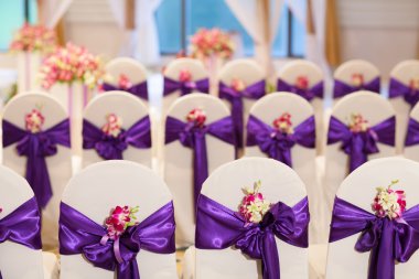 Düğün salonu ve sandalyeler