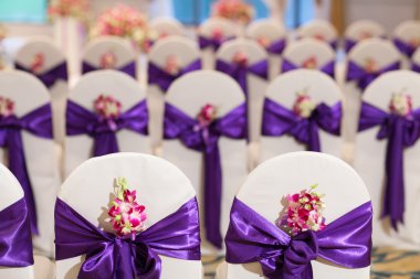 Düğün salonu ve sandalyeler