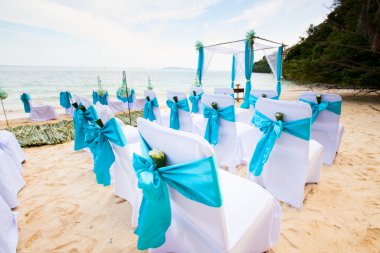 Düğün için sandalye kurulumu