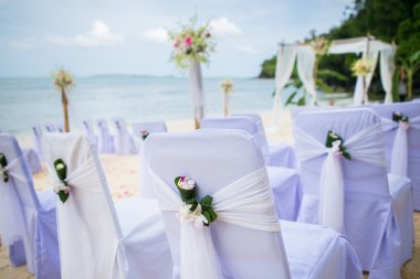 Düğün için sandalye kurulumu