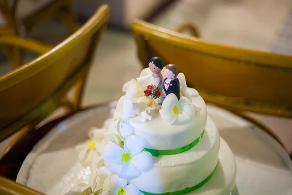 Primo piano di matrimonio torta top statuette sposa e sposo — Foto Stock