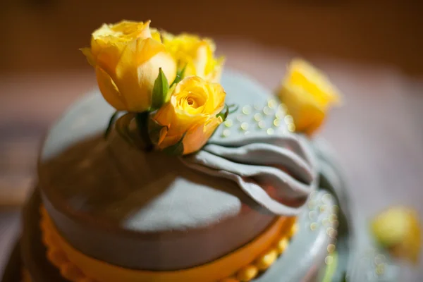 バラとのウェディングケーキ — ストック写真