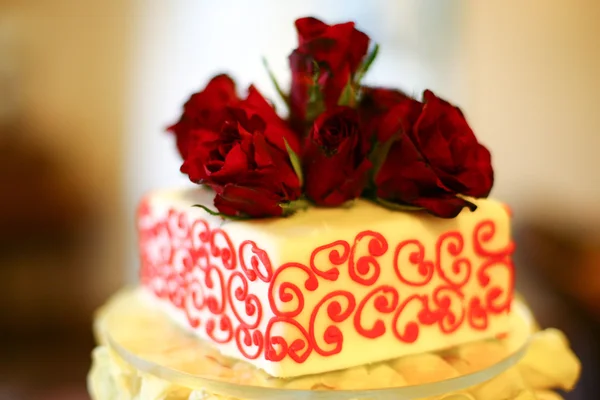 バラとのウェディングケーキ — ストック写真