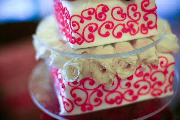 Pastel de boda con rosas —  Fotos de Stock