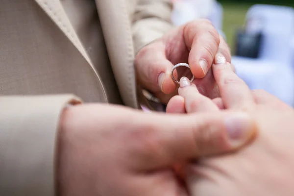 Lo sposo indossa la sposa anello. cerimonia nuziale . — Foto Stock