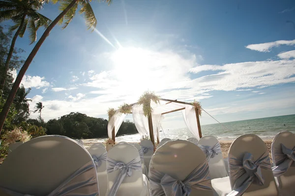 Mooie huwelijksboog op het strand in Thailand — Stockfoto