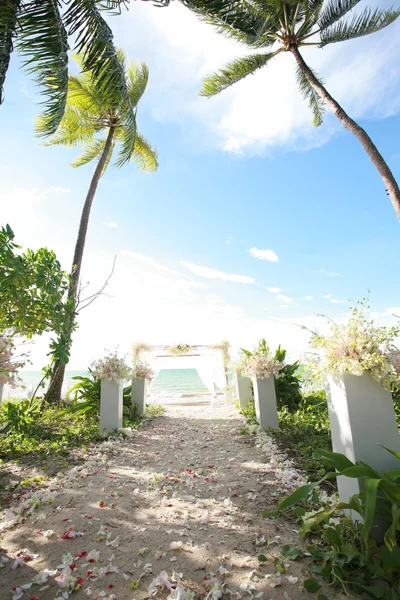 Wunderschöner Hochzeitsbogen am Strand in Thailand — Stockfoto