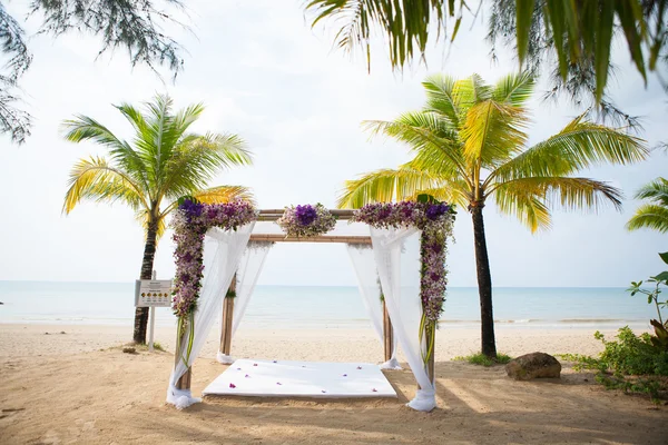Wunderschöner Hochzeitsbogen am Strand in Thailand — Stockfoto