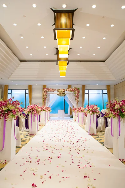 Piękny ślub ceremonia projektowania elementów dekoracyjnych z łukiem, — Zdjęcie stockowe