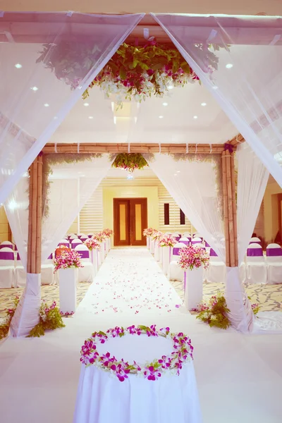 Schöne Hochzeitszeremonie Dekorationselemente mit Bogen, — Stockfoto