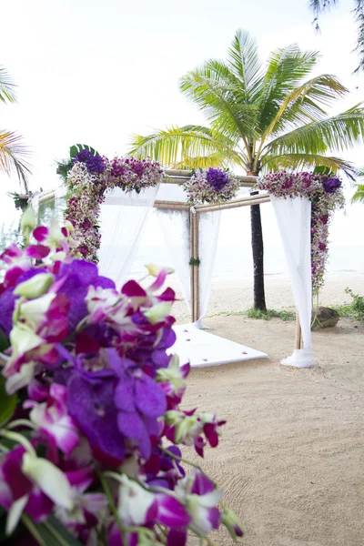 Arco de casamento bonito na praia na Tailândia — Fotografia de Stock