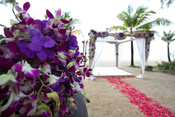 Hermoso arco de bodas en la playa de Tailandia — Foto de Stock