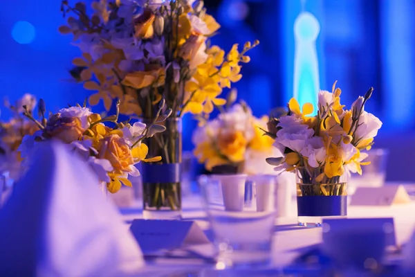 Elegante mesa de banquete preparada para conferencias o fiestas y decoración — Foto de Stock